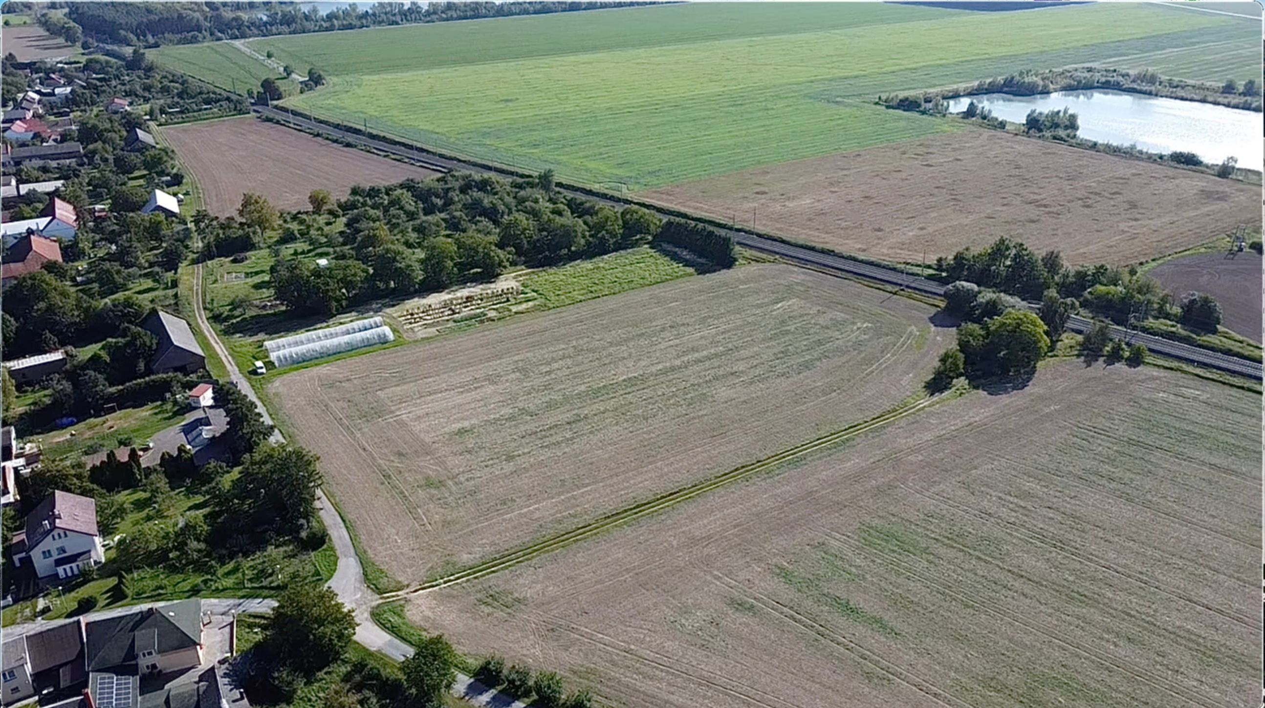 Nabízíme k prodeji 4 pozemky v klidné lokalitě Štěpánov – Březce, ideální pro ty, kteří hledají harmonii přírody a snadnou dostupnost do Olomouce. Tato nabídka je ideální pro ty, kteří plánují výstavbu domu a chtějí si realizovat své stavební plány v klidné a dobře dostupné oblasti.